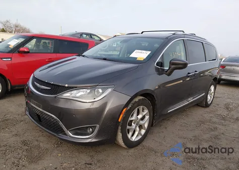 2017 Chrysler Pacifica Touring-L Plus z USA, uszkodzony, nr VIN 2C4RC1EGXHR643872